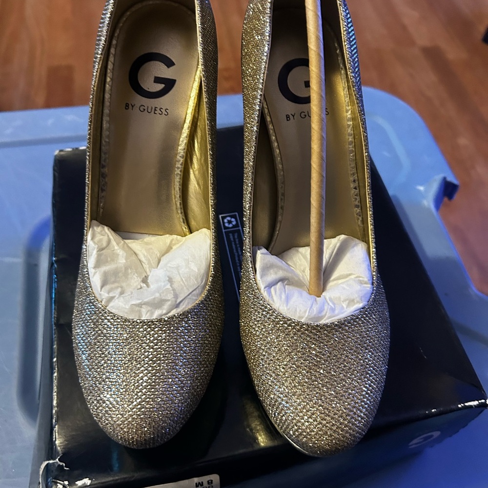 Woman high heels shoe gold color